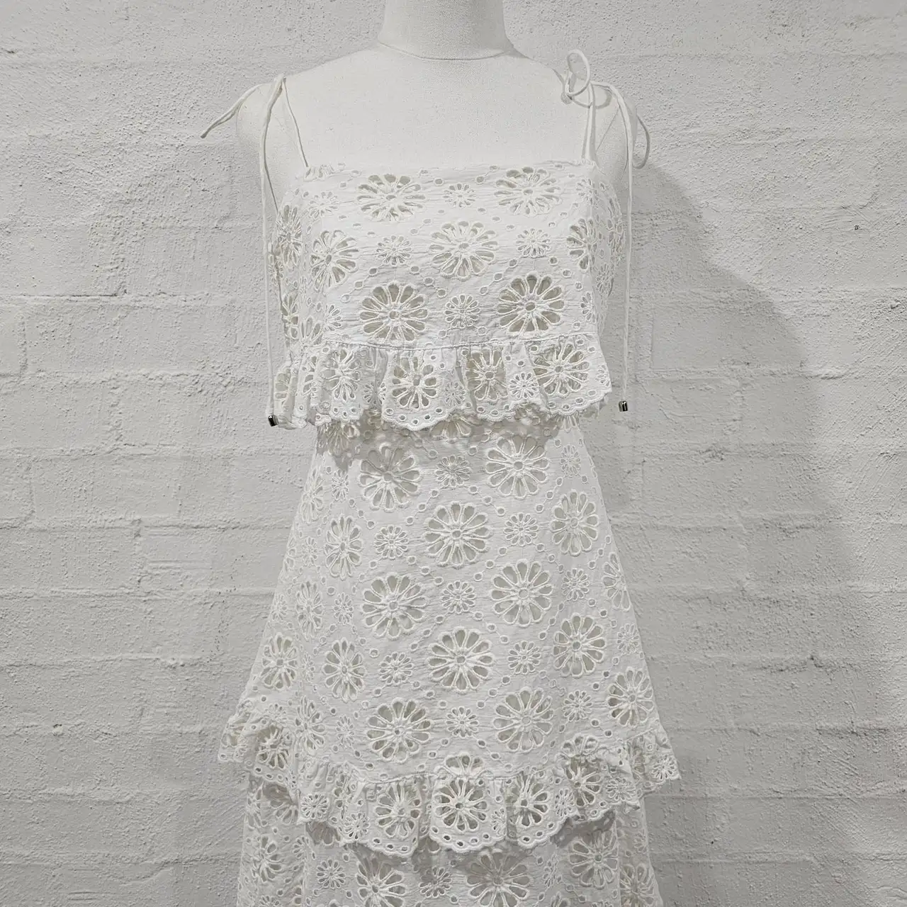 Zimmermann eyelet ruffle tiered midi dress size 1 bridal shower kitchen tea – photo 2