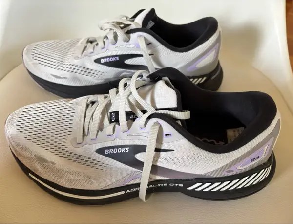 Brooks Adrenaline GTS 23 Womens Running Shoes size 42.5 EU D width