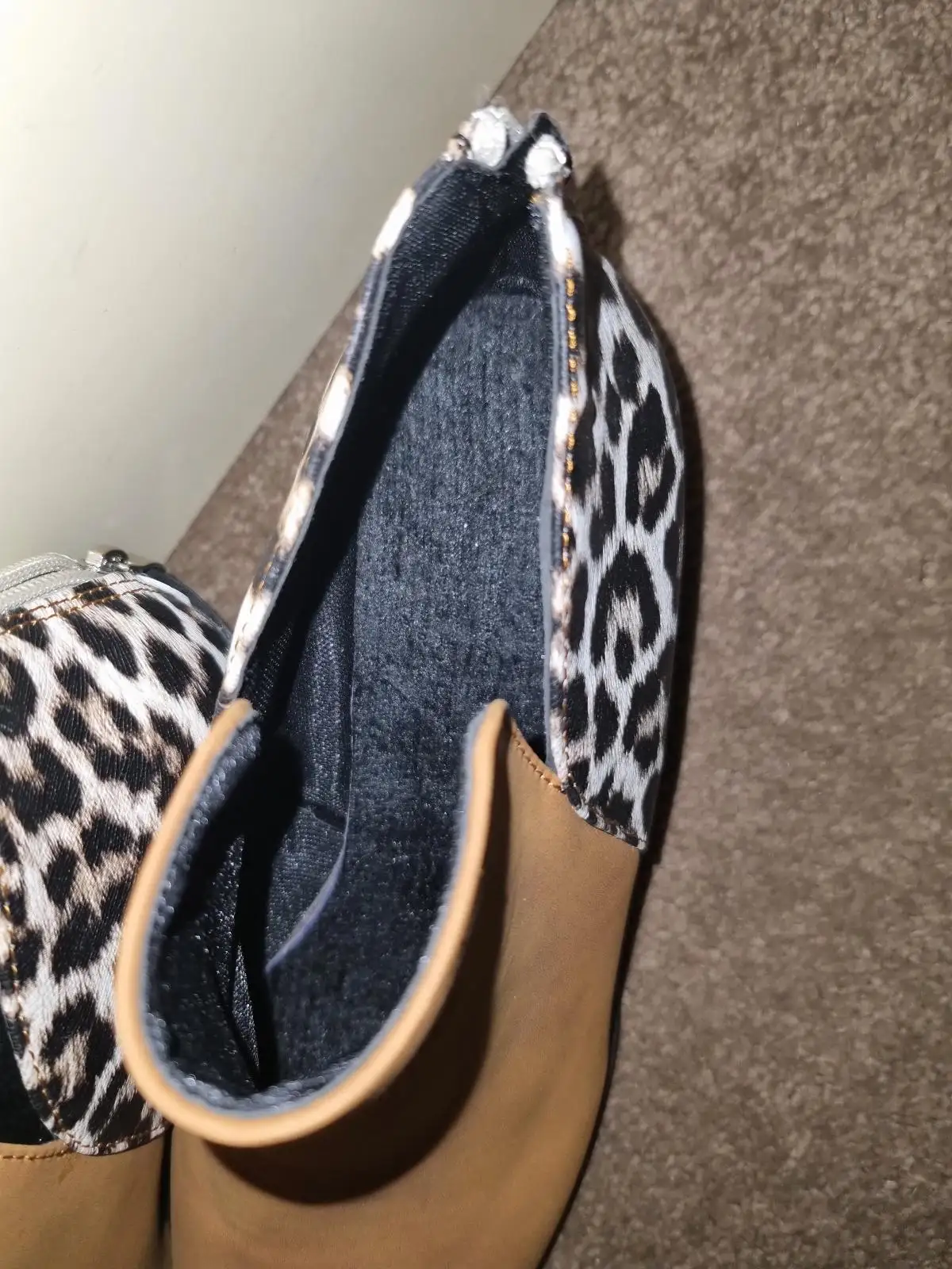 Ankle boots tan with print – photo 4
