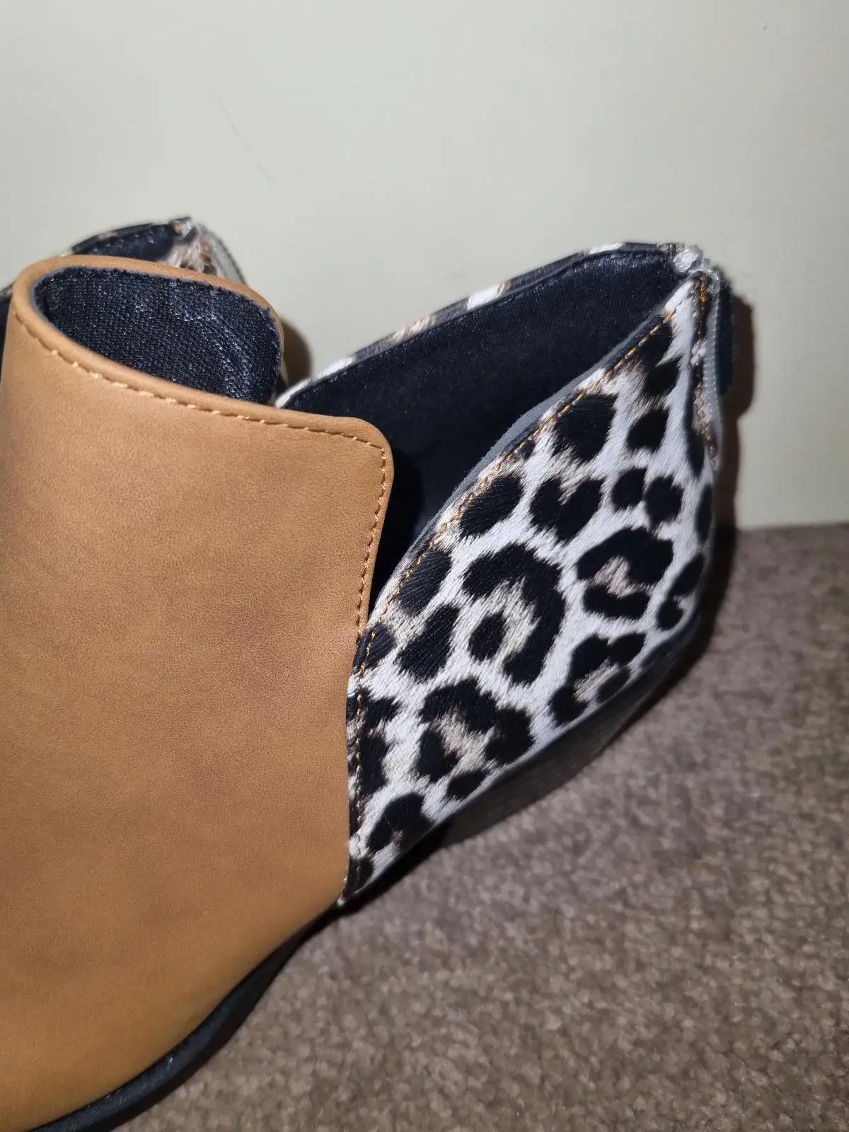 Ankle boots tan with print – photo 3