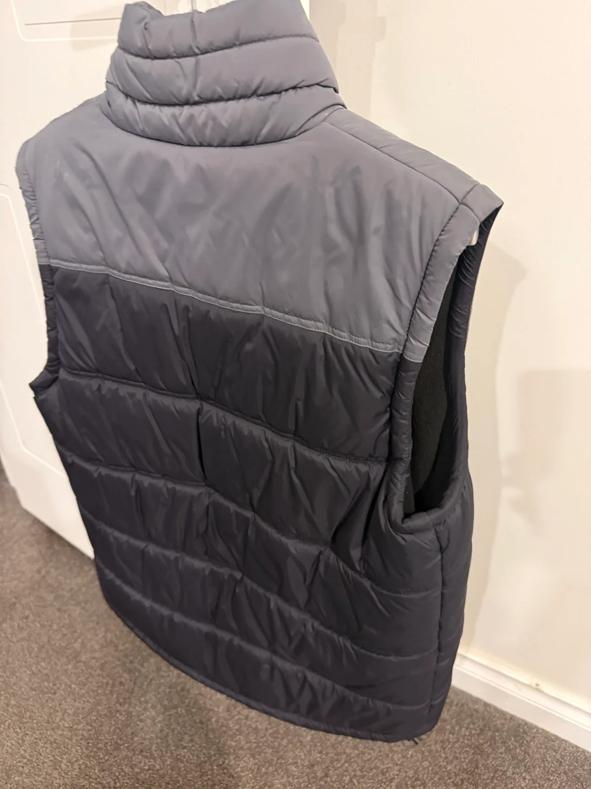 Essendon Bombers AFL Men's Two-Tone Puffer Vest - SMALL - BNWT — photo 4