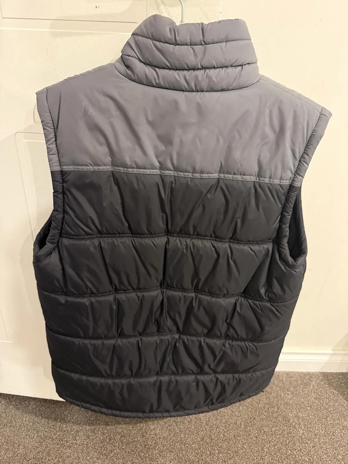 Essendon Bombers AFL Men's Two-Tone Puffer Vest - SMALL - BNWT — photo 3