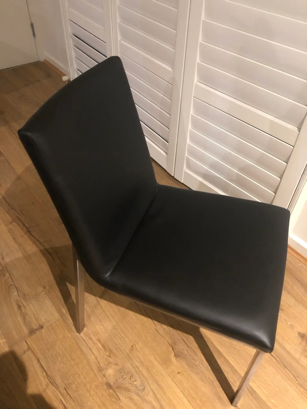 Modern black glass dining table - 6 dining chairs included – photo 4