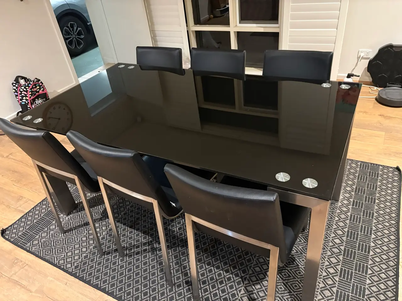 Modern black glass dining table - 6 dining chairs included – photo 2