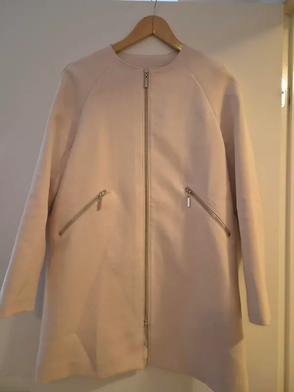 Collarless front zip-coat