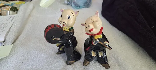 2 little pig ashtrays