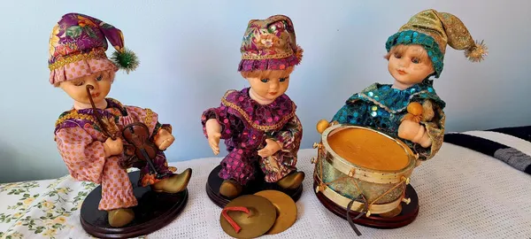 Musical Antique Dolls.