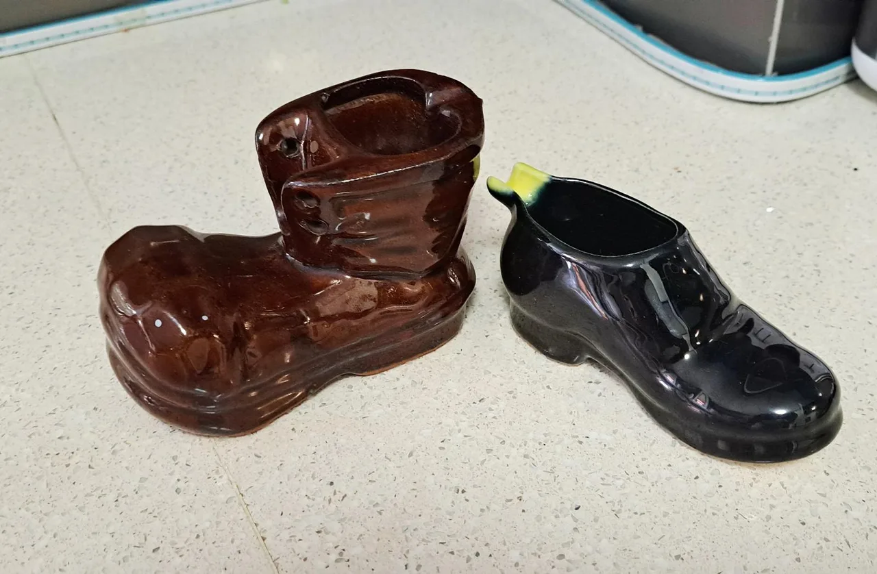 Ashtrays x 2. Boot , Shoe — photo 5