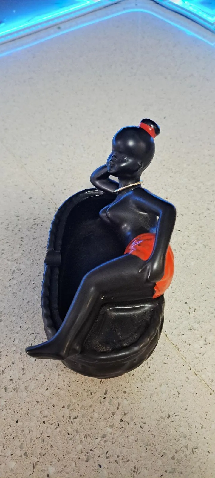 Lady Ashtray — photo 2