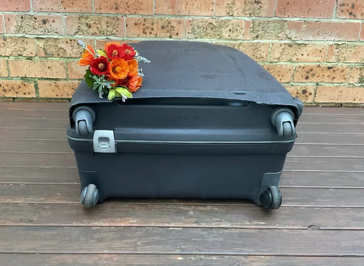 SAMSONITE 83cm X LARGE HARD SUITCASE/4 SWIVEL WHEELS/WATERPROOF/TSA LOCK — photo 3