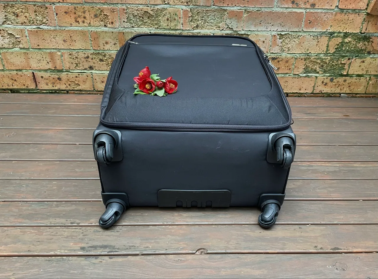 SAMSONITE 78cm Large SUITCASE/4 Swivel Wheels/Expandable/Light/From Cherrybrook — photo 3