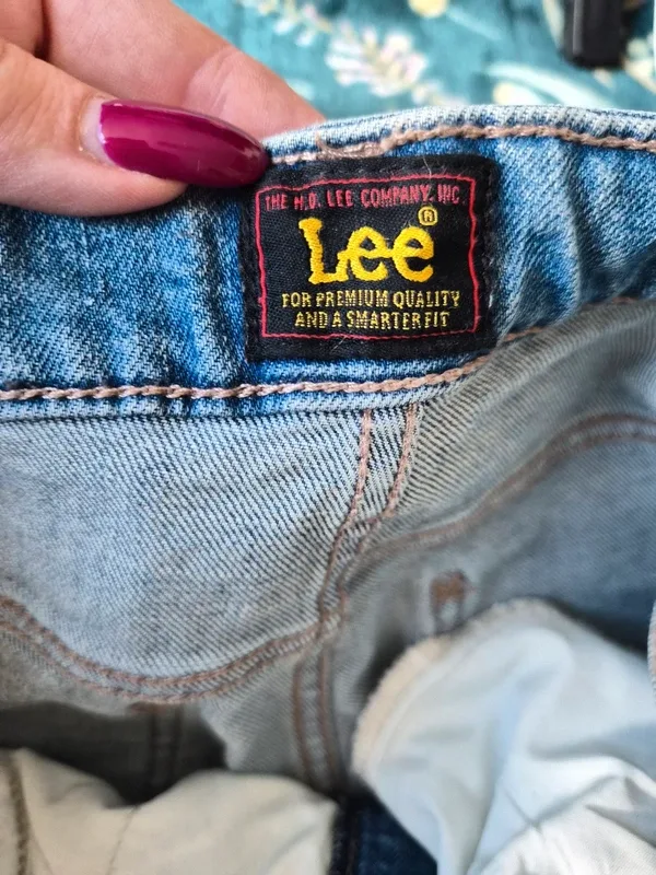 Lee Light Wash Straight Leg Jeans – Excellent Condition - size 6 – photo 4