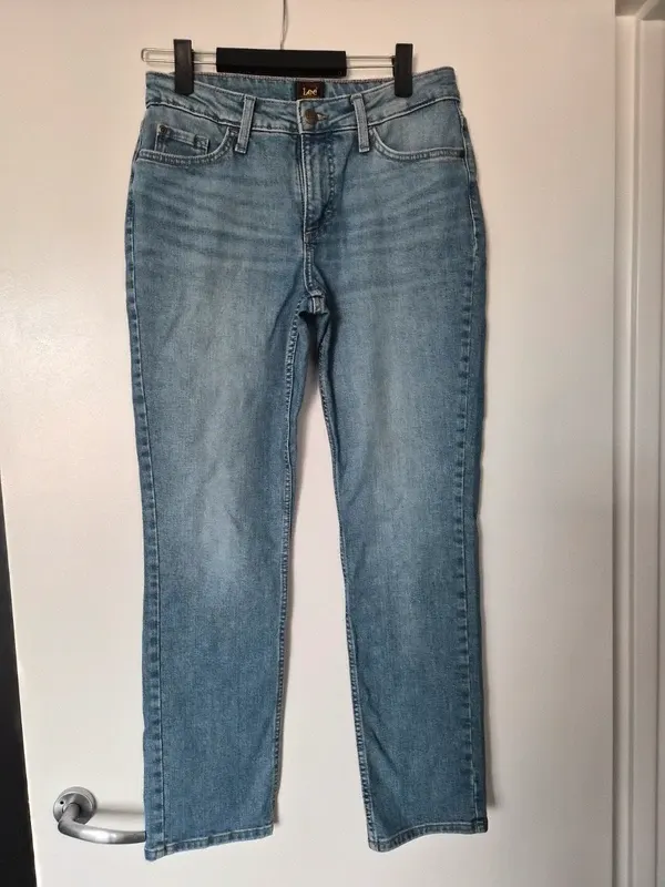 Lee Light Wash Straight Leg Jeans – Excellent Condition - size 6