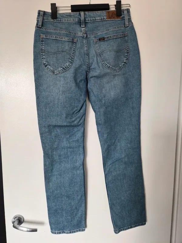 Lee Light Wash Straight Leg Jeans – Excellent Condition - size 6 – photo 2