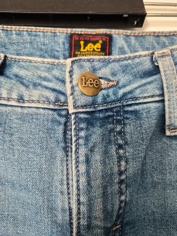 Lee Light Wash Straight Leg Jeans – Excellent Condition - size 6 – photo 5