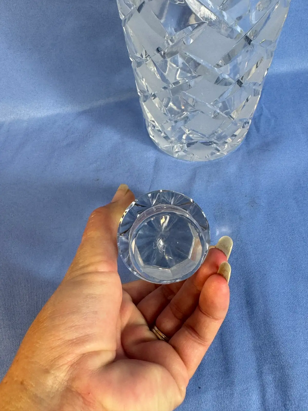 Clear cut glass decanter with stopper – photo 4