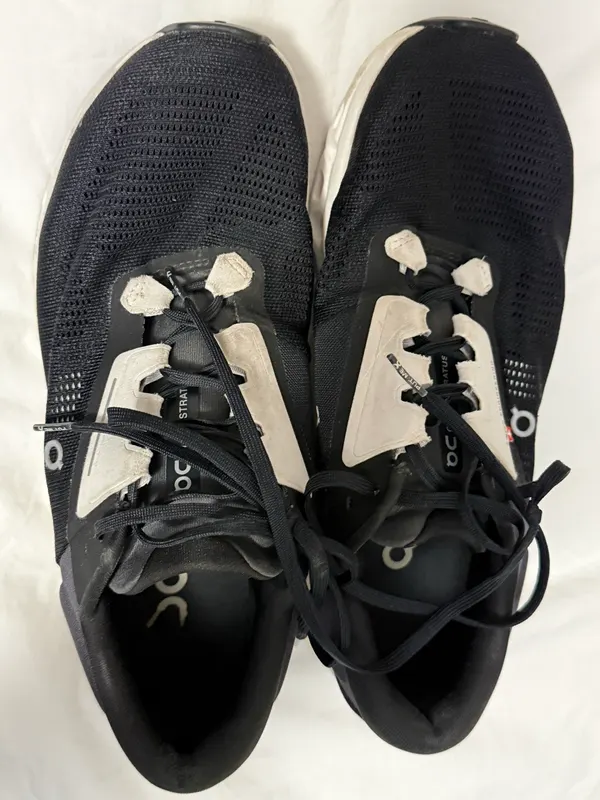 ON CloudStratus Running Shoes