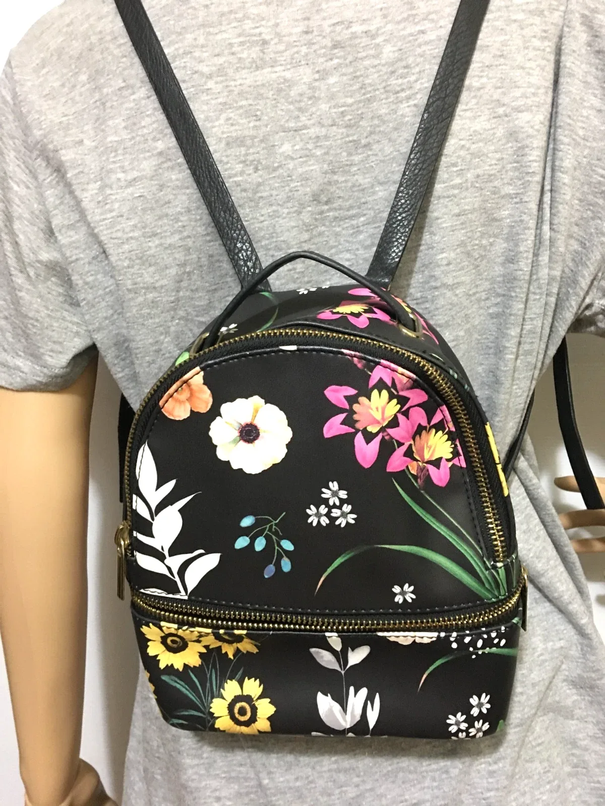 Typo floral back pack Small size, exc. cond. — photo 2