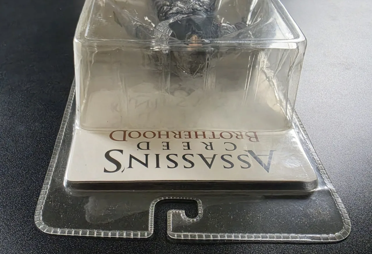 2011 Assassin's Creed Brotherhood Ezio Onyx Assassin Sealed NECA Figure – photo 7
