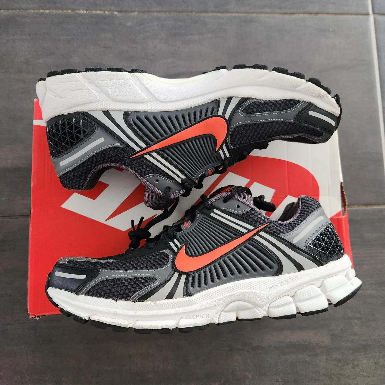 💯 Nike Zoom Vomero 5 - US MEN'S 9 - UNISEX — photo 3