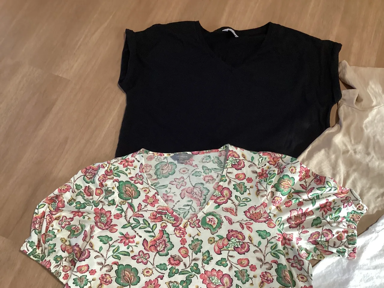 Ladies basic tee shirts x 4 size Large good condition — photo 3