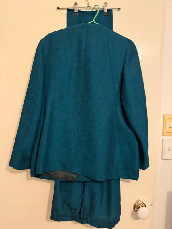 Woman’s suit silk tailor made