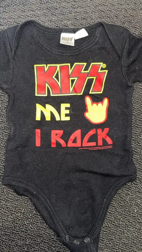 Kiss baby unisex sz 0 onesie black