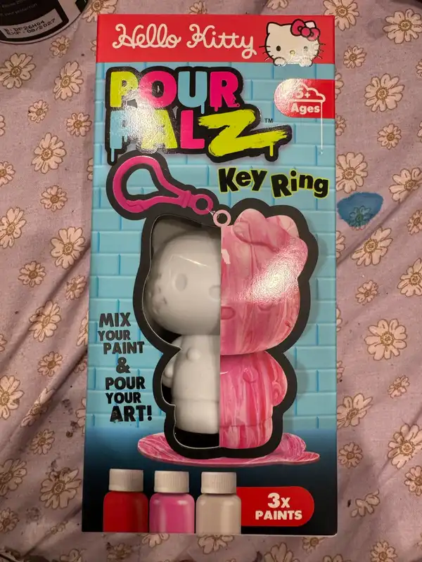 Hello kitty keyring paint & pour