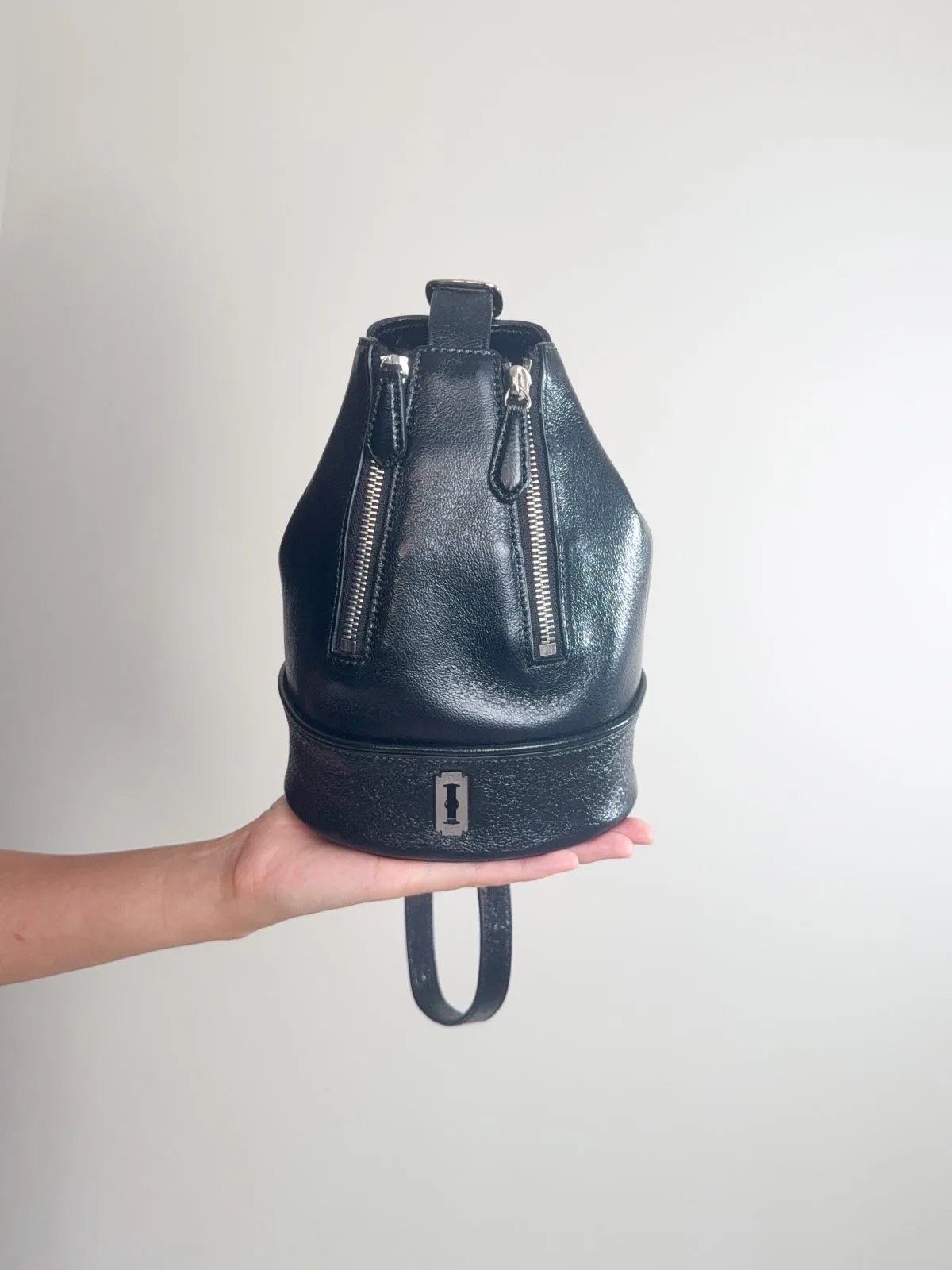 Vunque Black Enamel Leather Mini Shoulder Bag — photo 3