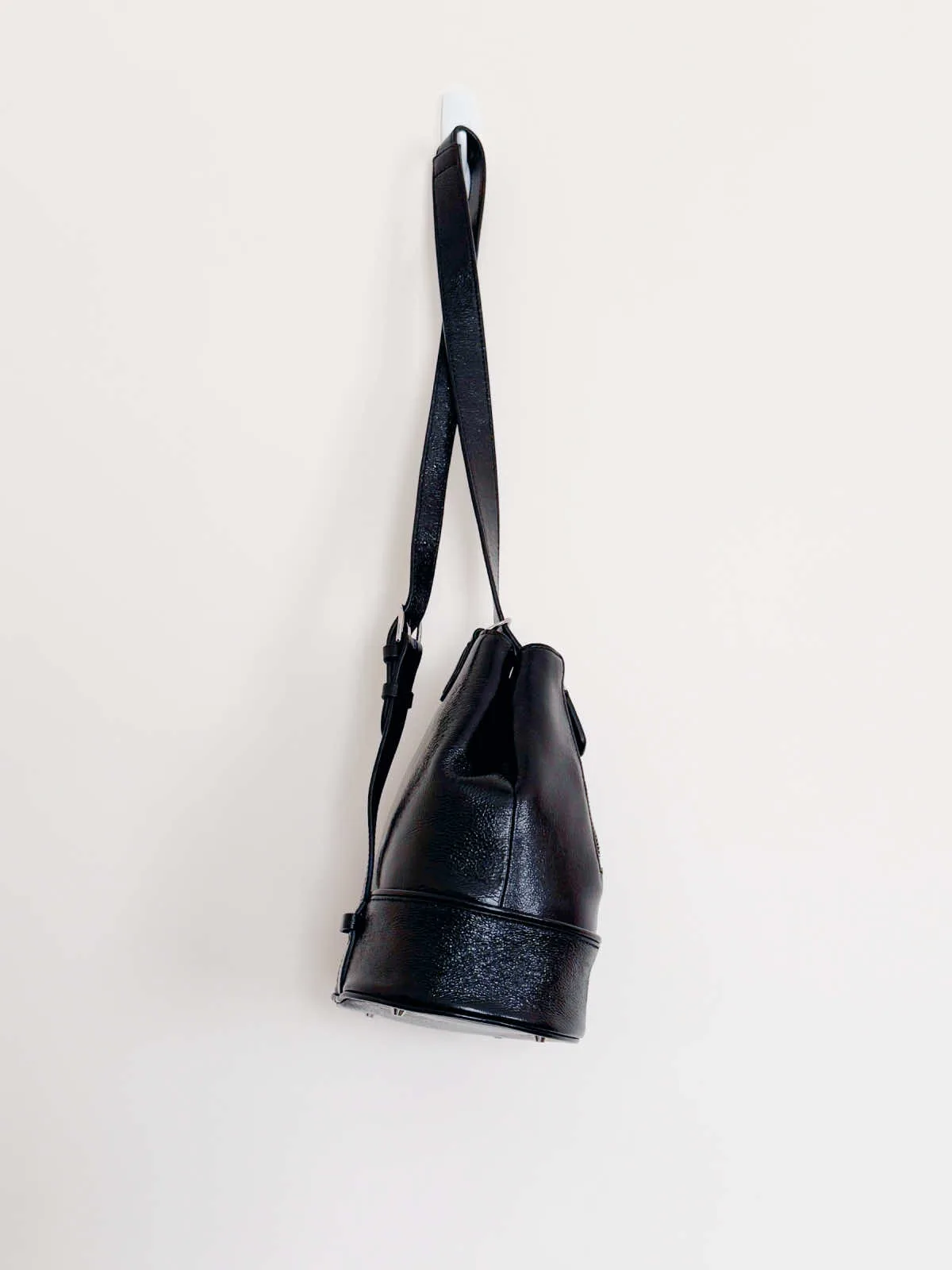 Vunque Black Enamel Leather Mini Shoulder Bag — photo 4