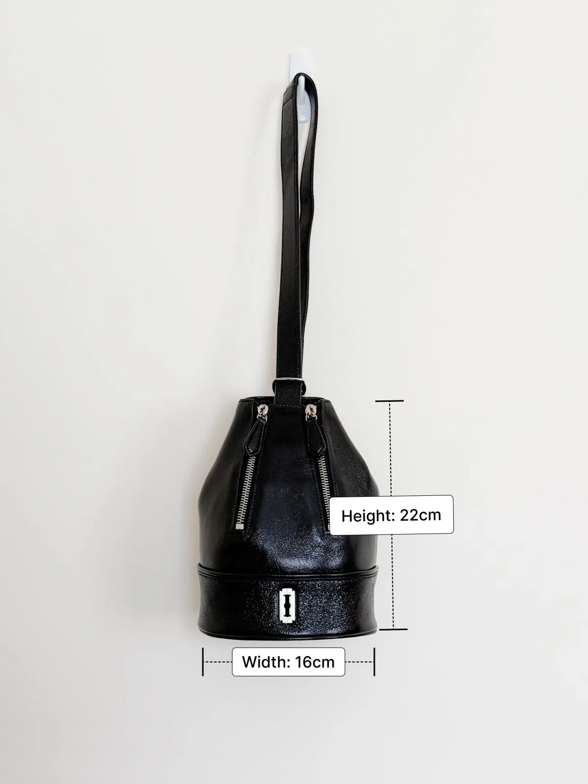 Vunque Black Enamel Leather Mini Shoulder Bag — photo 10