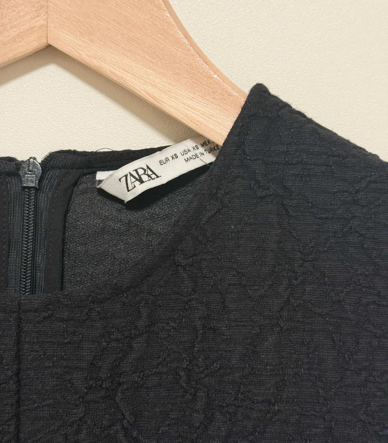 Zara Black Textured Structured Shift Mini Dress - XS — photo 5