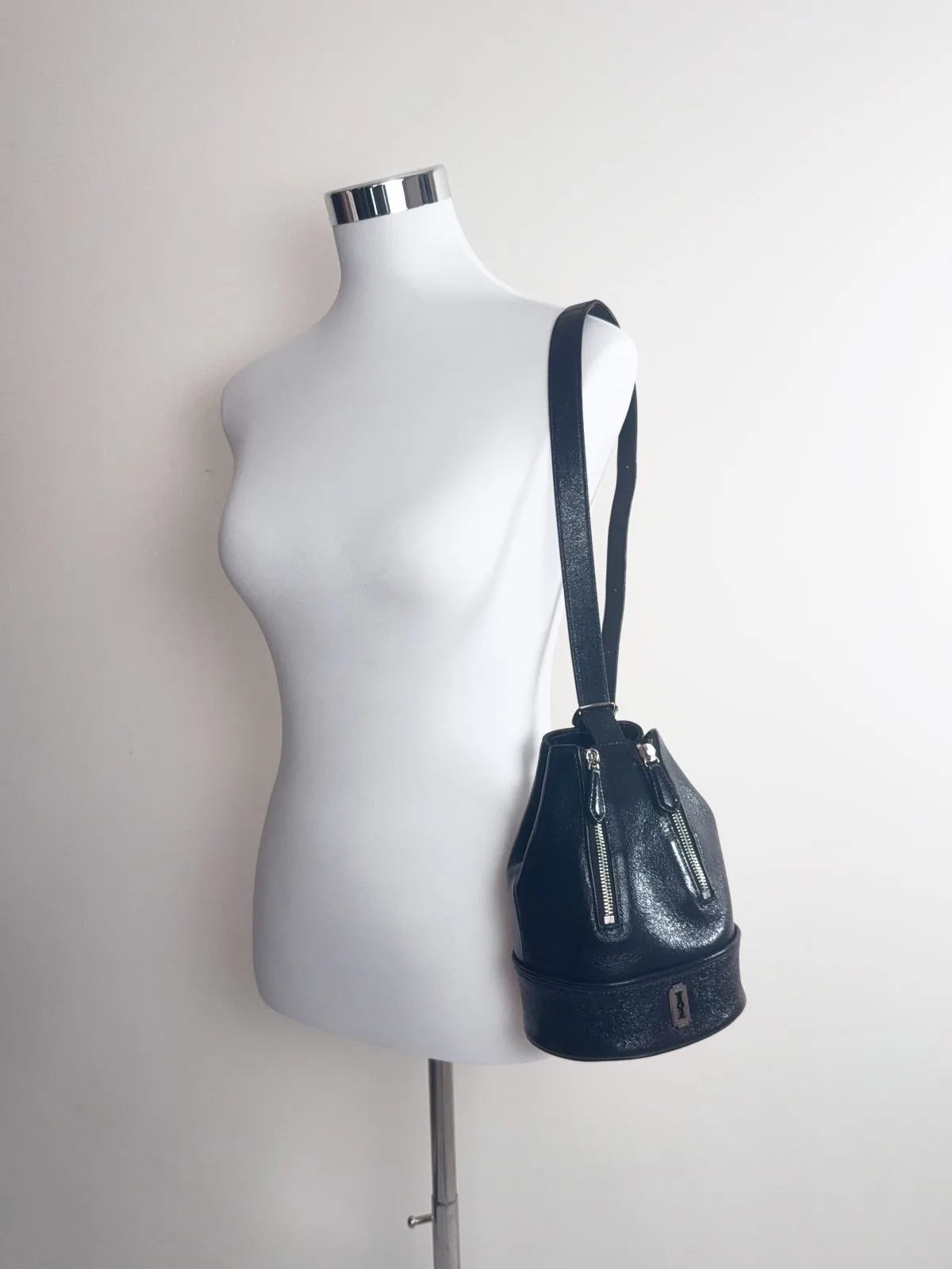 Vunque Black Enamel Leather Mini Shoulder Bag — photo 2