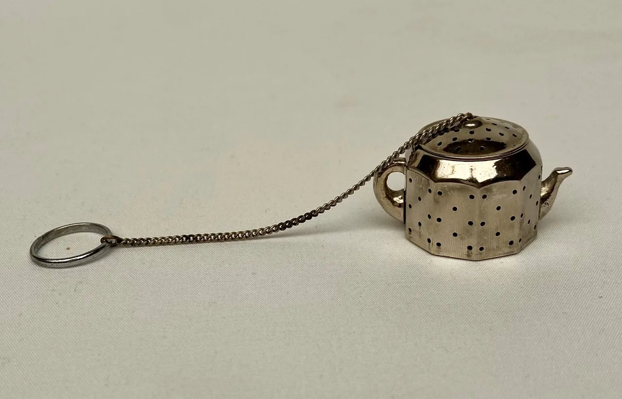 Vintage Tea Infuser Made in Japan in the shape of a Teapot — photo 5