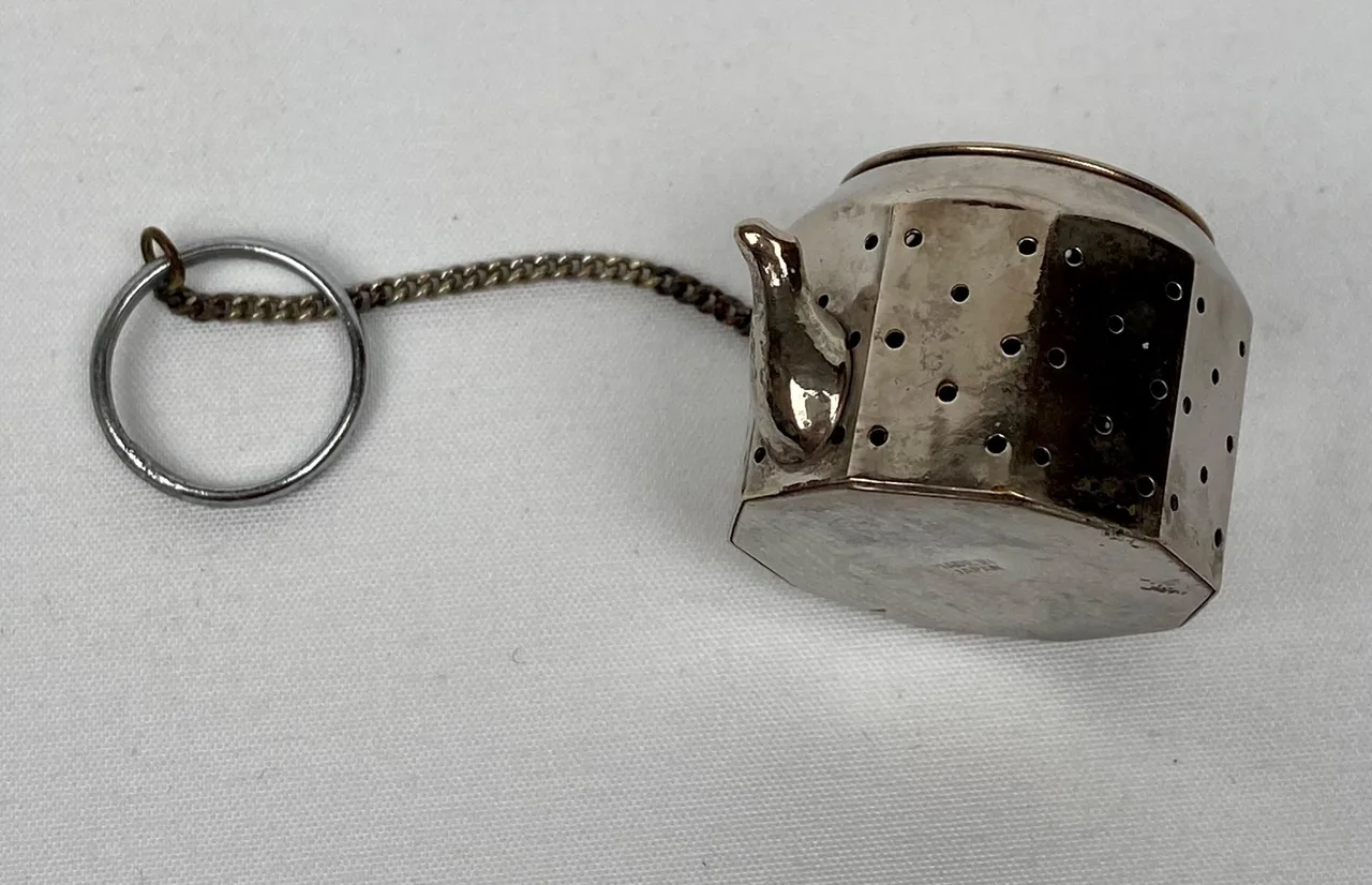 Vintage Tea Infuser Made in Japan in the shape of a Teapot — photo 8