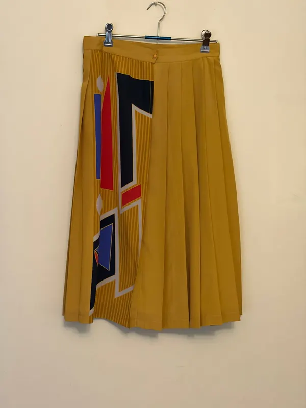 Pleated women's skirt.  Geometric Pattern in front.