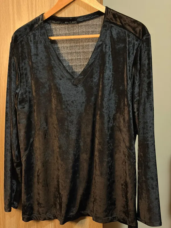 Vintage   Black Velveteen V‑Neck Top – Excellent Condition