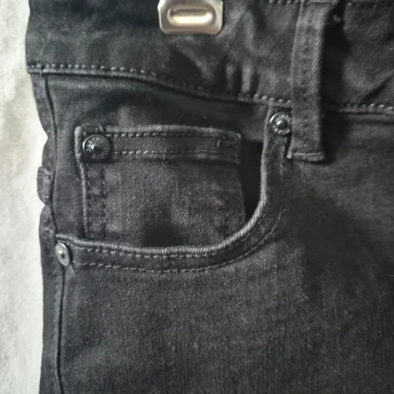 Silent Theory Black Denim Bermuda Shorts / Jorts - Women's Size 12

Cut off fray – photo 8