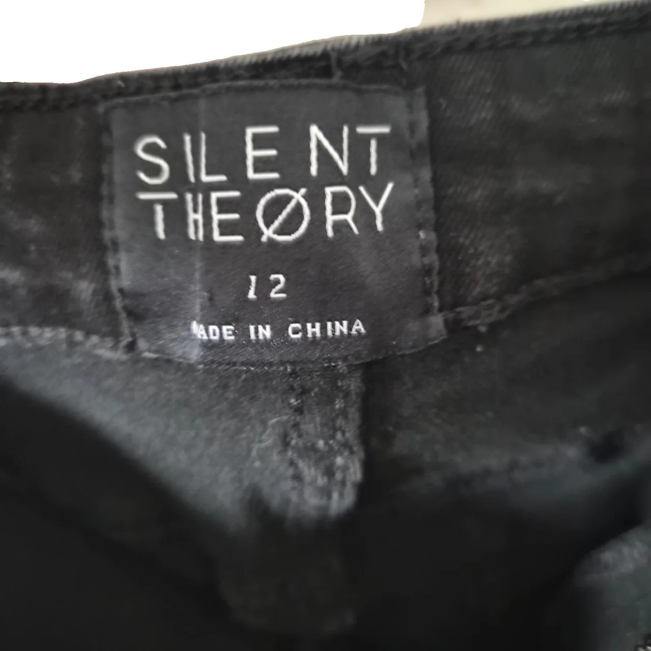 Silent Theory Black Denim Bermuda Shorts / Jorts - Women's Size 12

Cut off fray – photo 3