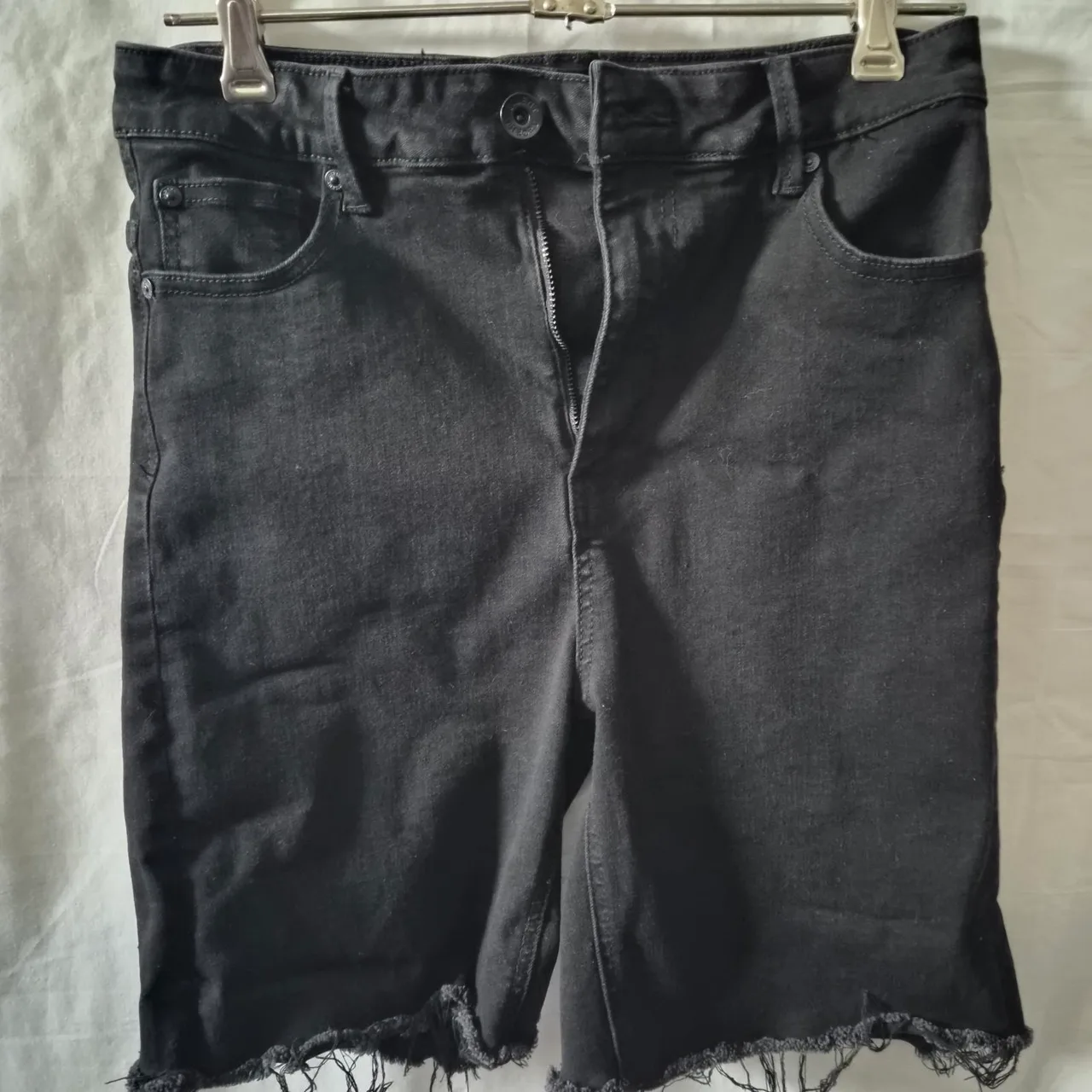 Silent Theory Black Denim Bermuda Shorts / Jorts - Women's Size 12

Cut off fray – photo 7