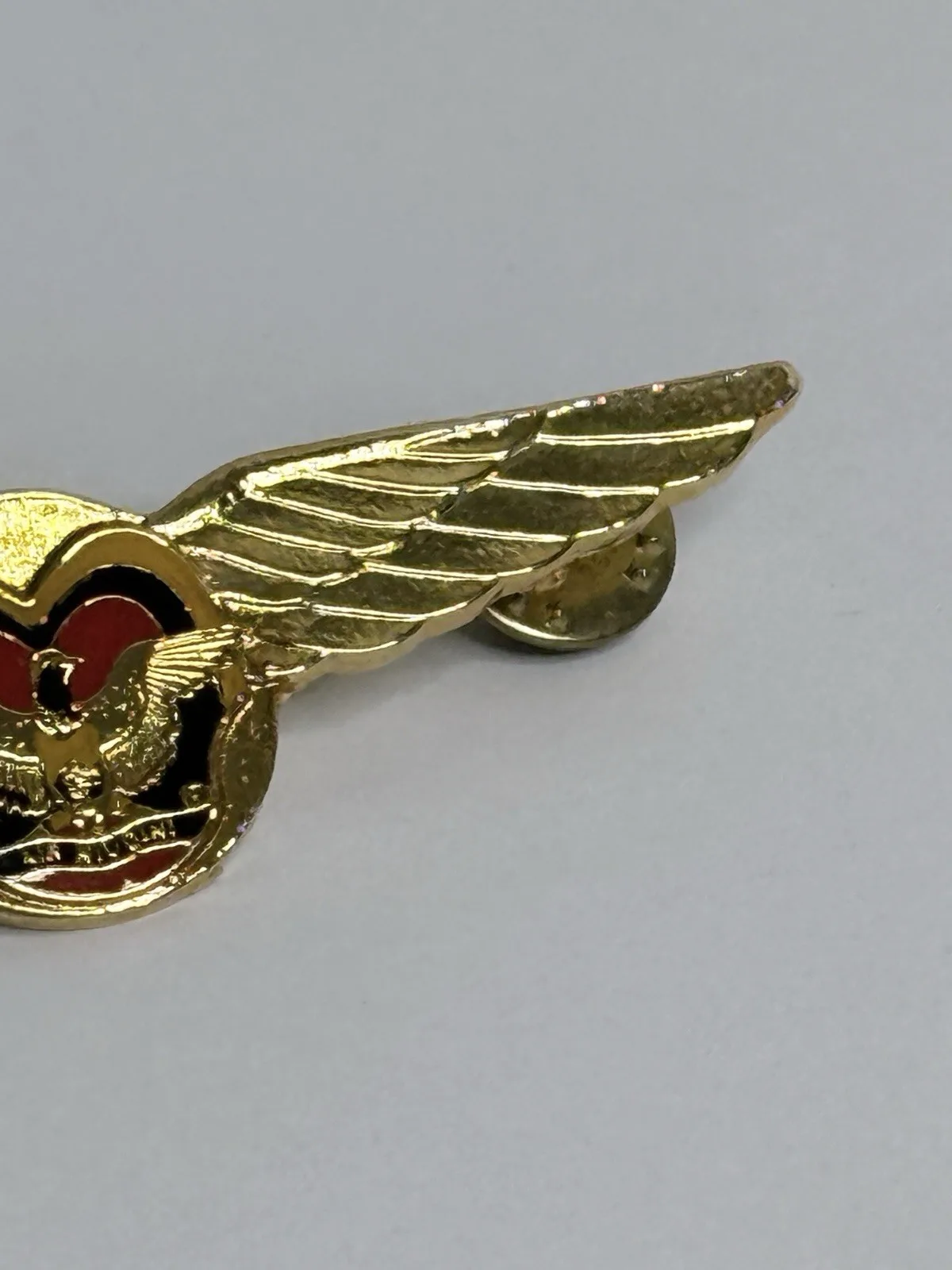 Vintage Air Niugini Papua New Guinea Pilot Wings Badge Gold Red Black Enamel – photo 2