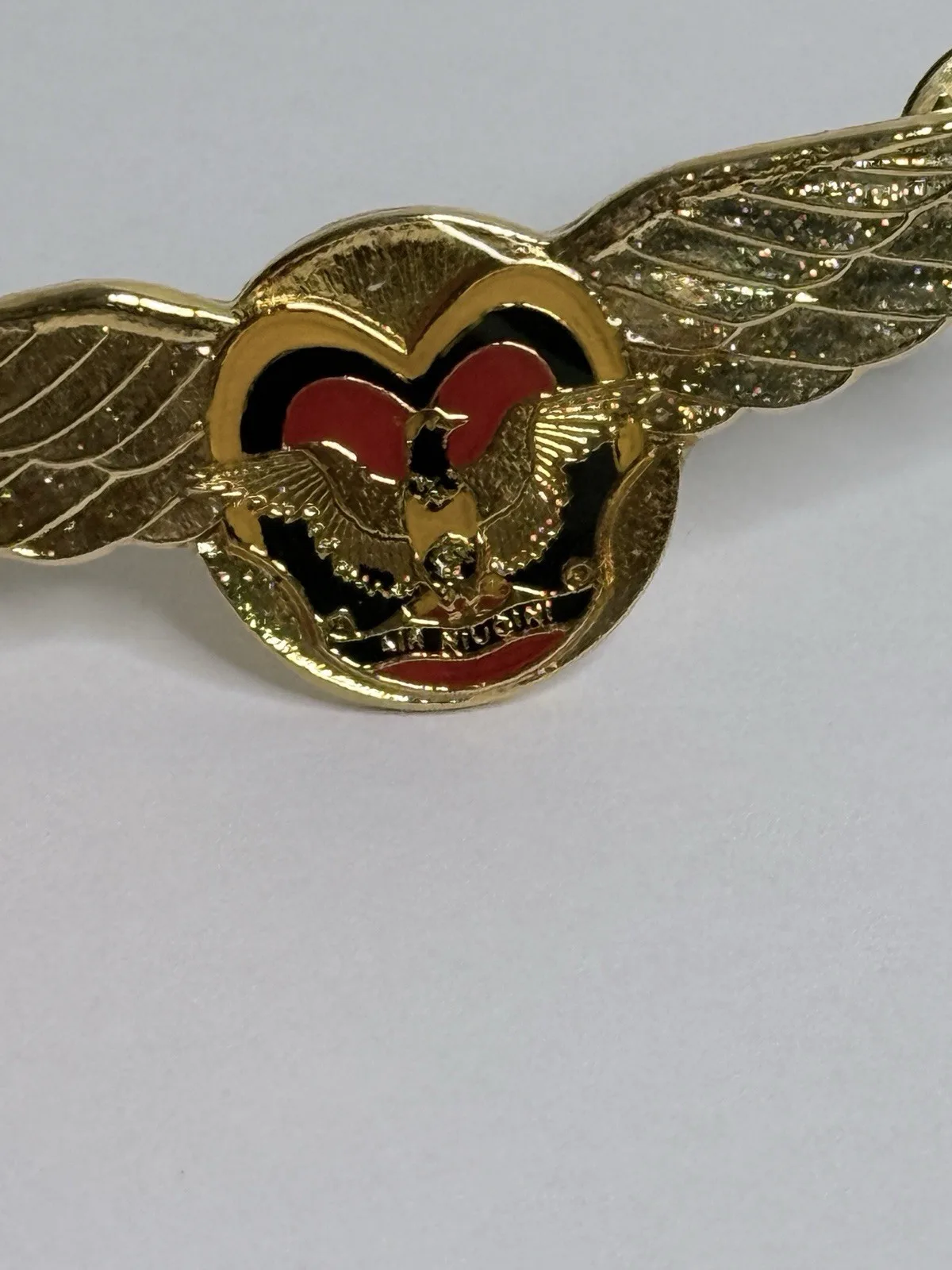 Vintage Air Niugini Papua New Guinea Pilot Wings Badge Gold Red Black Enamel – photo 3