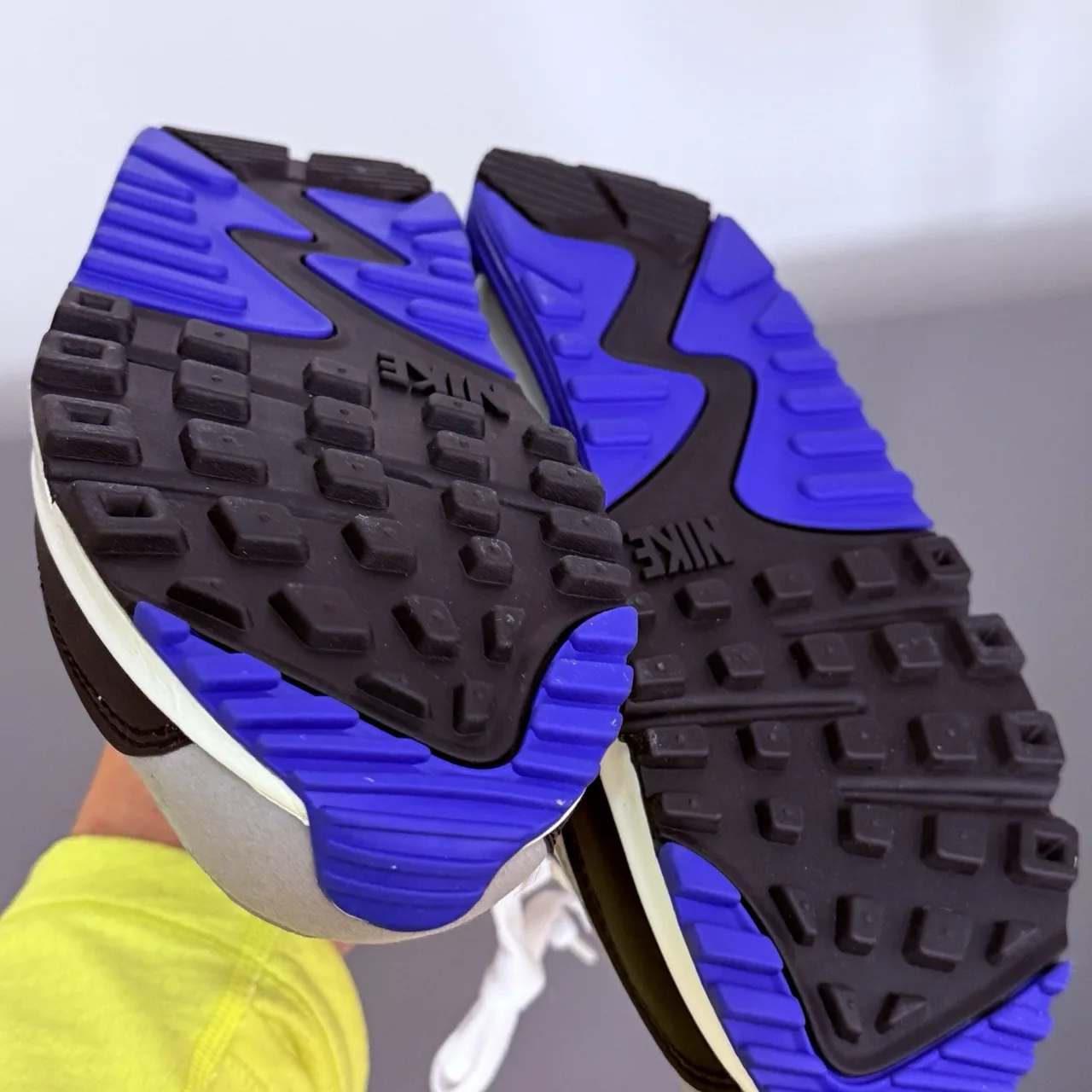 Size 8.5 - Nike Air Max 90 Hyper Royal – photo 5