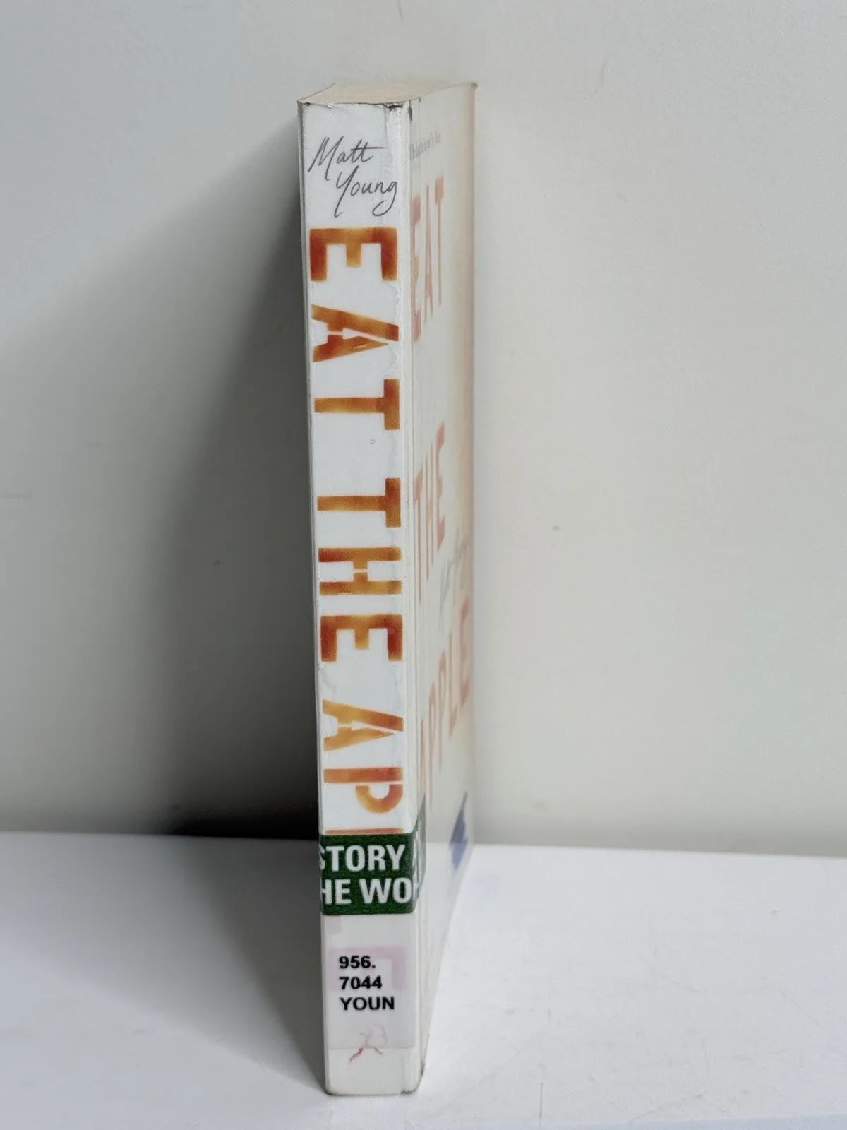 Eat the Apple: A Memoir by Matt Young (2009, Hardcover) Bloomsbury Ex Libris – photo 2