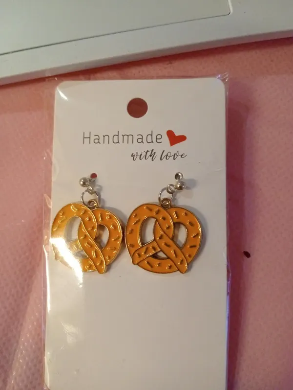 Pretzel stud earrings
