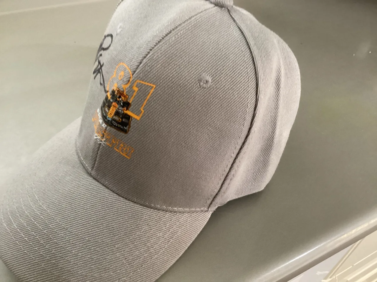 Oscar Piastri signed brand new adjustable light grey cap – photo 3