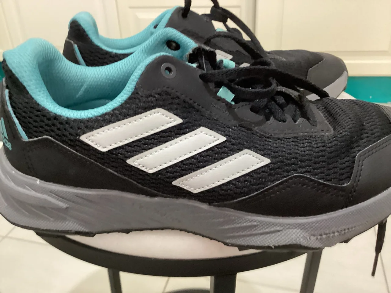 Black Adidas shoes size 7 US – photo 2