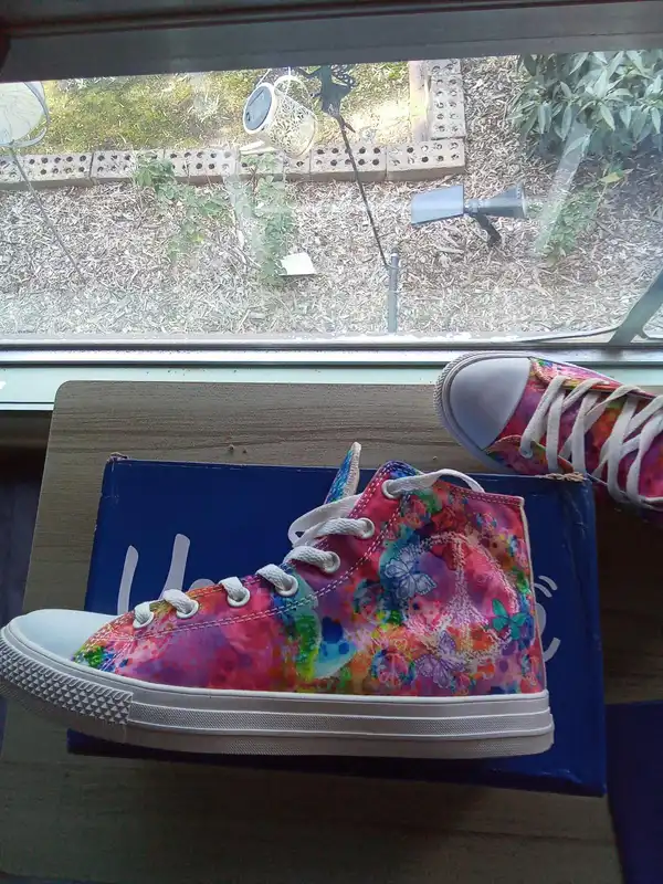 Brand Yes We Vibe Sneakers Ladies Size 10.5us