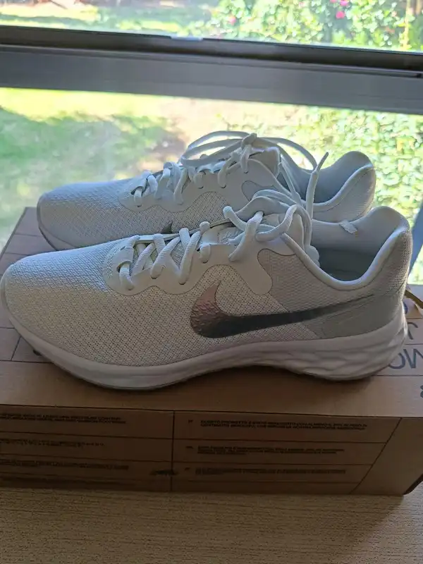 Nike Revolution Size 7 Ladies