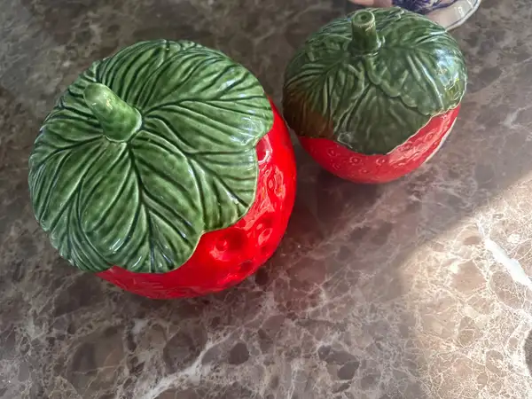 Strawberry storage container ceramic